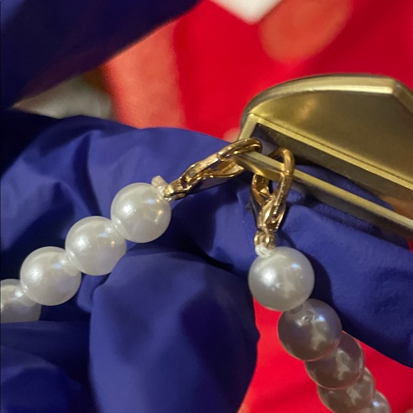 Elegant faux Pearl Necklace with Black Heart Pendant - Picture 14 of 17